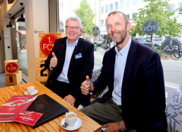 Sparkasse und 1. FC Nürnberg verlängern ihre erfolgreiche Zusammenarbeit im Rahmen der Club-Community-Partnerschaft um weitere drei Jahre.